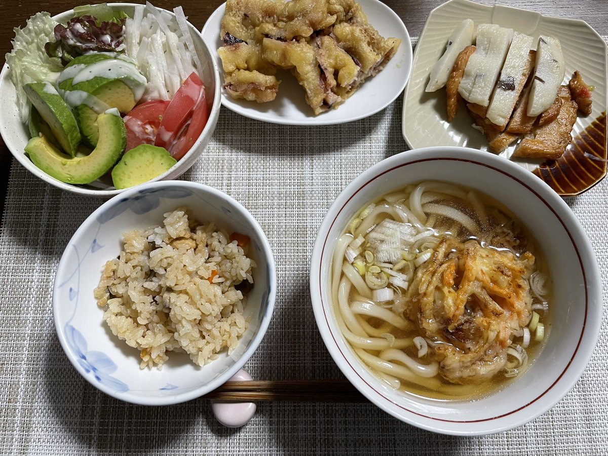 YuKi06594554's tweet photo. 晩ご飯に天ぷらうどんを作った
🌿エビ天ぷらうどん
🥗五目炊き込みご飯
🍃イカ天🌱アボカドサラダ🫜
#おうちごはん 
#料理好きな人と繋がりたい 
#料理記録 
🍅🦑😊🥗🥣🥘 https://t.co/Op6X3upxKj