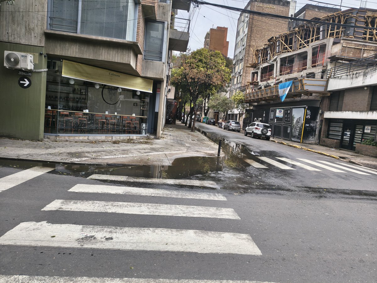 CalleDeRosario's tweet photo. Zeballos y Balcarce 
#Atencion @AguasSantaFe 
Sumidero tapado 
@emergenciasAR https://t.co/BJy7O4okXE