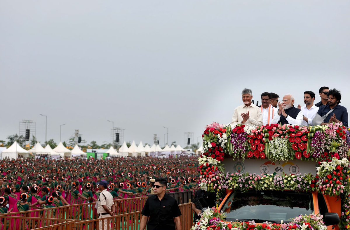 ncbn's tweet photo. అల్లూరి సీతారామరాజు అంతర్జాతీయ విమానాశ్రయాన్ని జాతికి అంకితం చేసిన గౌరవ ప్రధాని నరేంద్ర మోదీ గారికి హృదయపూర్వక ధన్యవాదాలు. ఏఎస్ఆర్ అంతర్జాతీయ విమానాశ్రయంతో ఉత్తరాంధ్ర ప్రగతిలో సరికొత్త అధ్యాయం మొదలవుతుంది. గిరిజన సాంప్రదాయ థింసా నృత్యంతో ప్రధానికి ఘన స్వాగతం పలికి, గిన్నిస్ వరల్డ్ రికార్డు సాధించిన మహిళలకు అభినందనలు. ఈ ప్రాజెక్టుకు కొబ్బరికాయ కొట్టి శంకుస్థాపన చేసింది మేమే...నేడు పూర్తి చేసి గుమ్మడికాయ కట్టింది మేమే అనే తృప్తి మాకు ఎప్పటికీ ఉంటుంది. ఇంటర్ నేషనల్ ఎయిర్ పోర్టుతో విమానాలే కాదు..కొత్త అవకాశాలు, కొత్త పెట్టుబడులు కూడా వస్తాయి. ఉత్తరాంధ్ర దశ దిశ మారుతుంది. ఆర్థిక ప్రగతికి సరికొత్త రెక్కలు తొడిగే భోగాపురం ఎయిర్‌పోర్టుతో....ఉత్తరాంధ్ర ఇక ఉత్తమాంధ్ర, ఉన్నతాంధ్ర అవుతుంది. ప్రధాని పాల్గొన్న ప్రారంభోత్సవ కార్యక్రమాన్ని విజయవంతం చేసిన ప్రతి ఒక్కరికి ధన్యవాదాలు, అభినందనలు.
@narendramodi 

#NewGatewayToAP 
#ModiHonoursAlluri 
#AlluriSitaramaRajuAirport 
#UttarandhraKalalakuRekkalu
#BhogapuramAirport
