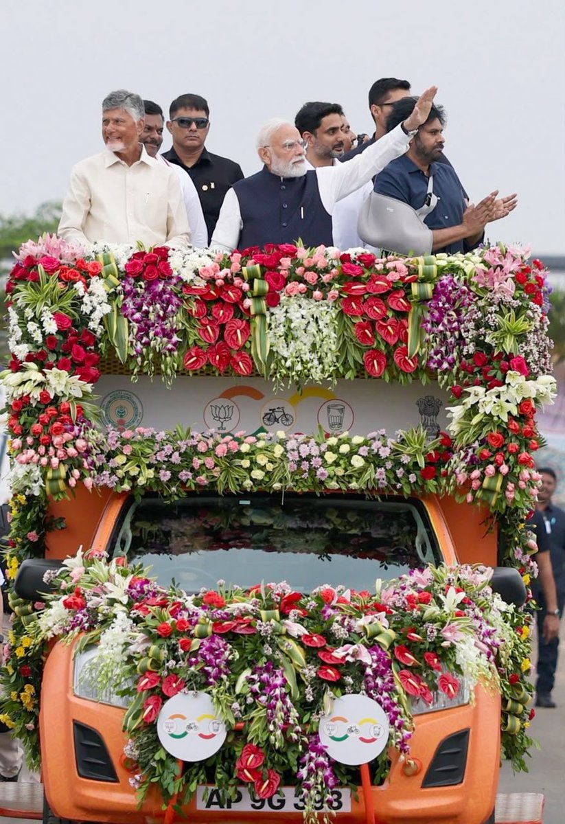 ncbn's tweet photo. అల్లూరి సీతారామరాజు అంతర్జాతీయ విమానాశ్రయాన్ని జాతికి అంకితం చేసిన గౌరవ ప్రధాని నరేంద్ర మోదీ గారికి హృదయపూర్వక ధన్యవాదాలు. ఏఎస్ఆర్ అంతర్జాతీయ విమానాశ్రయంతో ఉత్తరాంధ్ర ప్రగతిలో సరికొత్త అధ్యాయం మొదలవుతుంది. గిరిజన సాంప్రదాయ థింసా నృత్యంతో ప్రధానికి ఘన స్వాగతం పలికి, గిన్నిస్ వరల్డ్ రికార్డు సాధించిన మహిళలకు అభినందనలు. ఈ ప్రాజెక్టుకు కొబ్బరికాయ కొట్టి శంకుస్థాపన చేసింది మేమే...నేడు పూర్తి చేసి గుమ్మడికాయ కట్టింది మేమే అనే తృప్తి మాకు ఎప్పటికీ ఉంటుంది. ఇంటర్ నేషనల్ ఎయిర్ పోర్టుతో విమానాలే కాదు..కొత్త అవకాశాలు, కొత్త పెట్టుబడులు కూడా వస్తాయి. ఉత్తరాంధ్ర దశ దిశ మారుతుంది. ఆర్థిక ప్రగతికి సరికొత్త రెక్కలు తొడిగే భోగాపురం ఎయిర్‌పోర్టుతో....ఉత్తరాంధ్ర ఇక ఉత్తమాంధ్ర, ఉన్నతాంధ్ర అవుతుంది. ప్రధాని పాల్గొన్న ప్రారంభోత్సవ కార్యక్రమాన్ని విజయవంతం చేసిన ప్రతి ఒక్కరికి ధన్యవాదాలు, అభినందనలు.
@narendramodi 

#NewGatewayToAP 
#ModiHonoursAlluri 
#AlluriSitaramaRajuAirport 
#UttarandhraKalalakuRekkalu
#BhogapuramAirport