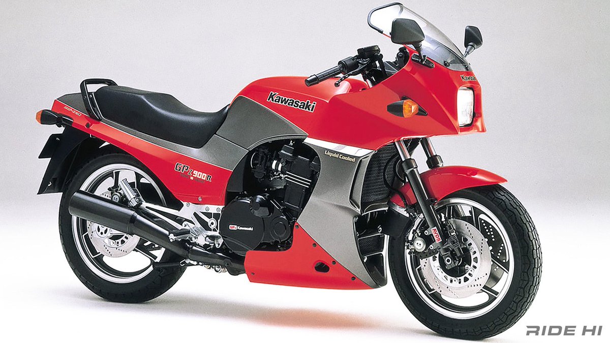 PutiMotor's tweet photo. '83〜'02 カワサキ「GPZ900R」

2輪では初の4気筒を非対称とするレイアウトに決定、フルカウルの側面をエンジンが見えるようにカムチェーントンネルの形状に合わせてクリ抜き、左右で違う違和感をアピール。

900ccながら115PSで250km/hのトップスピードと0-400mを10.976秒のパフォーマンスに、世界は湧き上がった。

1990年のA7から前輪を16インチから当時一般化していた17インチへと変更、後輪も18インチながらワイド化。

しかし、エンジンや車体に外観という基本は全く変えずに生き存え、累計生産数80,000台以上の歴史に残る名車となった。

https://t.co/tEs5j7EgqK