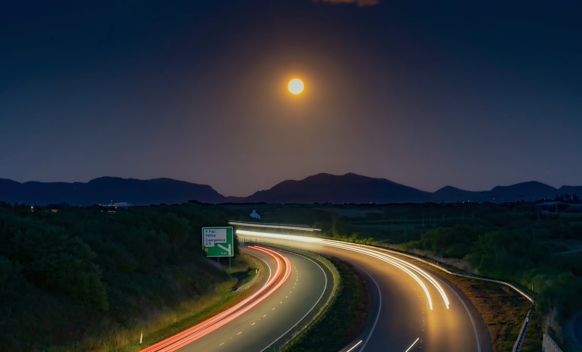 ItsYourWales's tweet photo. 98% Buck Moon over the A55 traffic.  Courtesy 
@bleddyn123  #Wales #WelshPassion https://t.co/7OZN580fvE