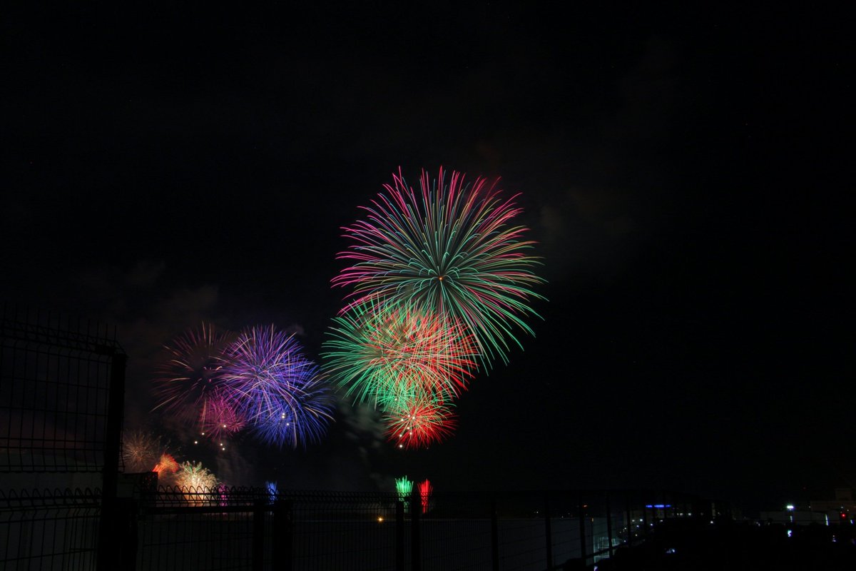 Disneychamu's tweet photo. 幕張の花火
#夜景
#写真 
#写真が好きな人と繋がりたい  
#写真を撮ってる人と繋がりたい 
#写真で伝えたい私の世界  
#写真で奏でる私の世界 
#キリトリセカイ 
#ファインダー越しの私の世界 
#花火
#fireworks https://t.co/vHQxBO0eGH