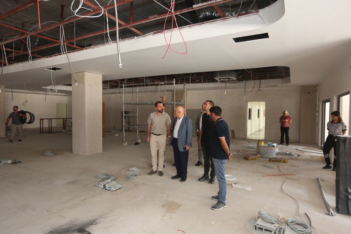 fethiyasar's tweet photo. Daha güzel bir Yenimahalle için var gücümüzle çalışmaya devam ediyoruz. Batıkent Ek Hizmet Binamızda yenileme ve tadilat çalışmalarımız sürüyor. 

Sınavlara hazırlanan evlatlarımız başta olmak üzere her yaştan Yenimahallelilerin yoğun ilgi gösterdiği Yaşar Kemal Kütüphanemizi, her yıl binlerce vatandaşımızın eğitim aldığı, meslek öğrendiği ve kendini geliştirdiği Meslek Edindirme ve Hobi Kursları Merkezimizi, sivil toplum kuruluşlarına sağladığımız alanları ve idari birimlerimizi baştan aşağıya, en modern şekilde yeniliyoruz. 

Çalışmalarımızı kısa süre içerisinde tamamlayarak yeniden vatandaşlarımızın kullanımına sunacağız.