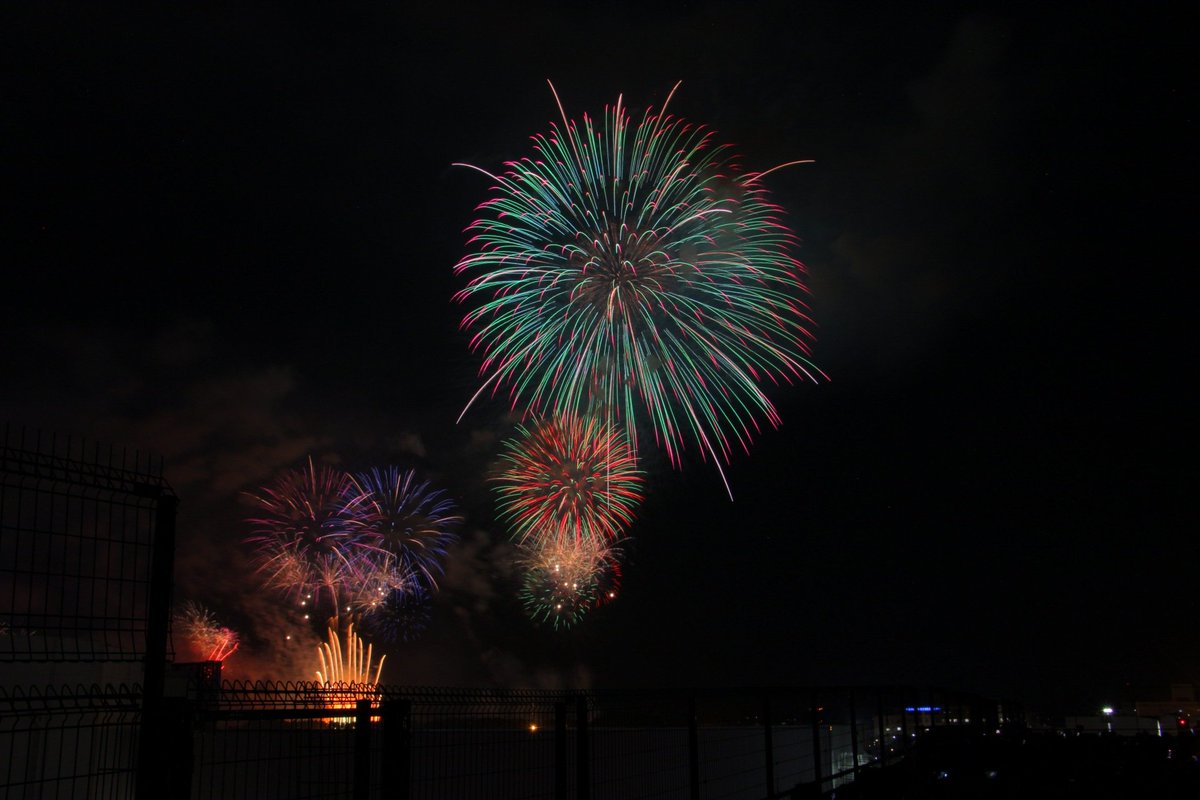 Disneychamu's tweet photo. 幕張の花火
#夜景
#写真 
#写真が好きな人と繋がりたい  
#写真を撮ってる人と繋がりたい 
#写真で伝えたい私の世界  
#写真で奏でる私の世界 
#キリトリセカイ 
#ファインダー越しの私の世界 
#花火
#fireworks https://t.co/vHQxBO0eGH