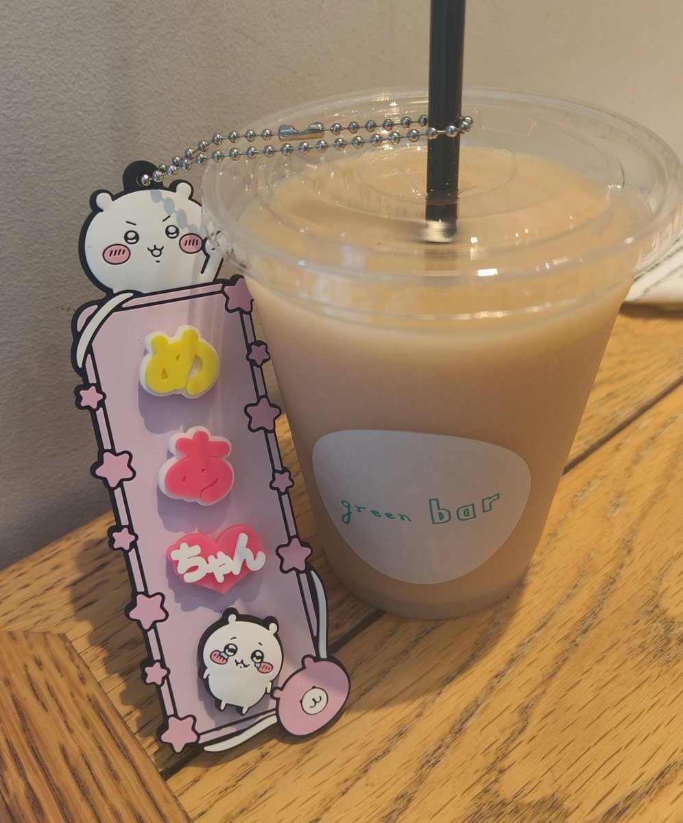 Shanzerize_MEA's tweet photo. _

めあの休日〜ネームプレート編〜

他の女の子がお部屋のところに
可愛いキーホルダーかけて
お部屋間違い防止？をしてたので
真似したくて、めあもちいかわの
ネームプレート作ってきた🥺ﾝｼｮ！

一緒に撮ってるドリンクは
桃のスムージーです🍑🩷
ひえひえで美味しかった〜︎🌟

_ https://t.co/kBG4k9JIEr