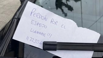 dcastro65's tweet photo. Advertencia por una estafa que se hace en Argentina y que puede suceder también en Uruguay.  Te rompen el espejo y piden que llames a un número telefónico. Es una de las amenazas sobre las que advierte AEBU, entre muchas otras. El sindicato bancario, a través de sus redes sociales  inició una campaña de concientización, con mucho foco en adultos mayores.  En este #FueraDeContexto,  Manuel García de @Aebu_Uruguay aporta detalles del "llamado del espejo", y también incluyo un video de la campaña.