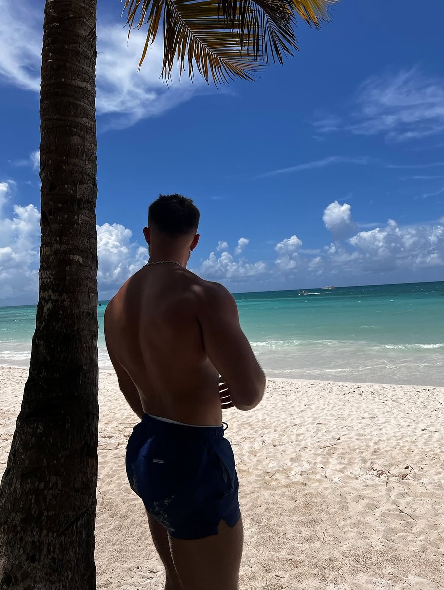 officialkyjones's tweet photo. Bright morning #beach https://t.co/4fBy5MriKG