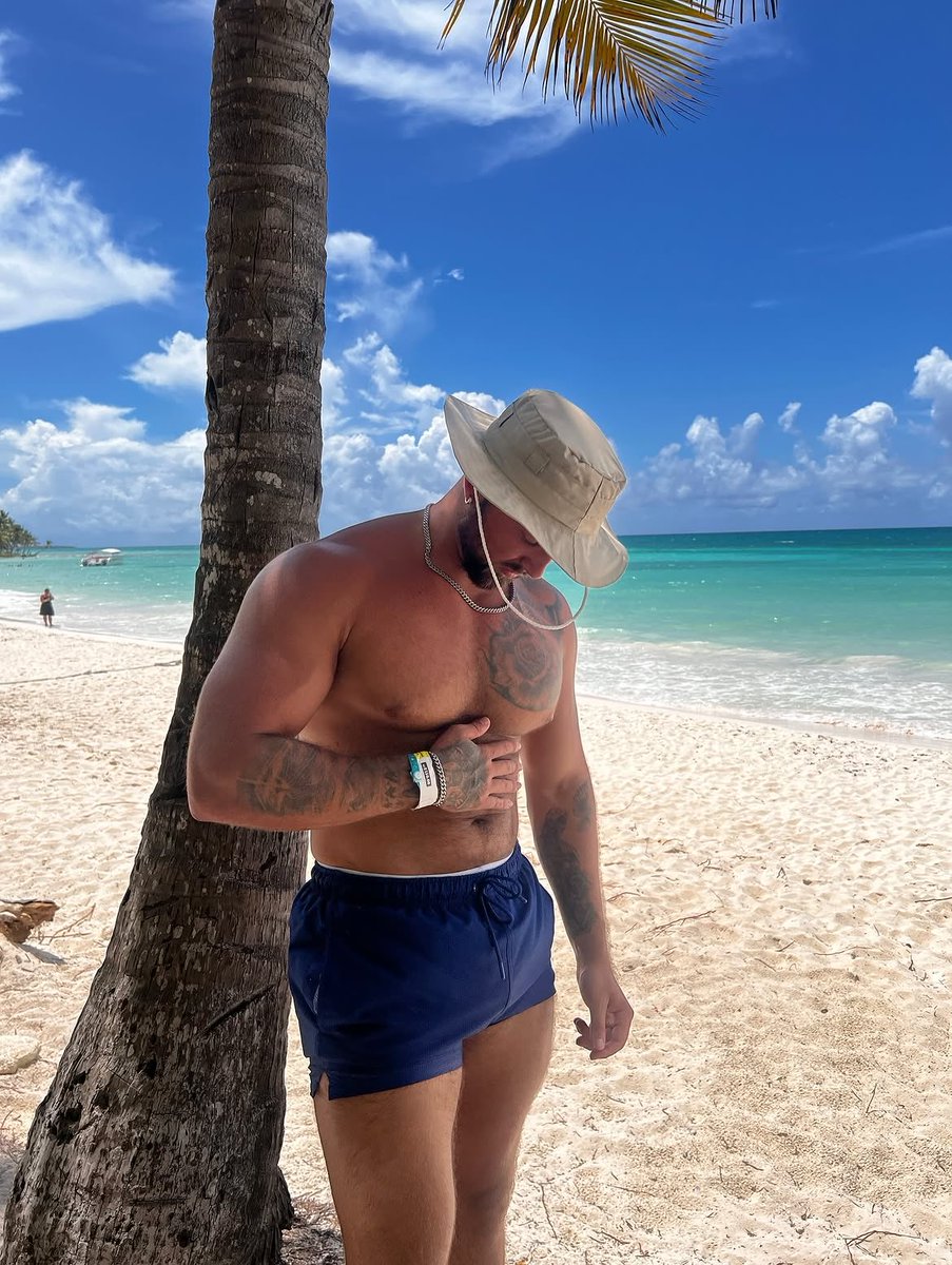 officialkyjones's tweet photo. Bright morning #beach https://t.co/4fBy5MriKG