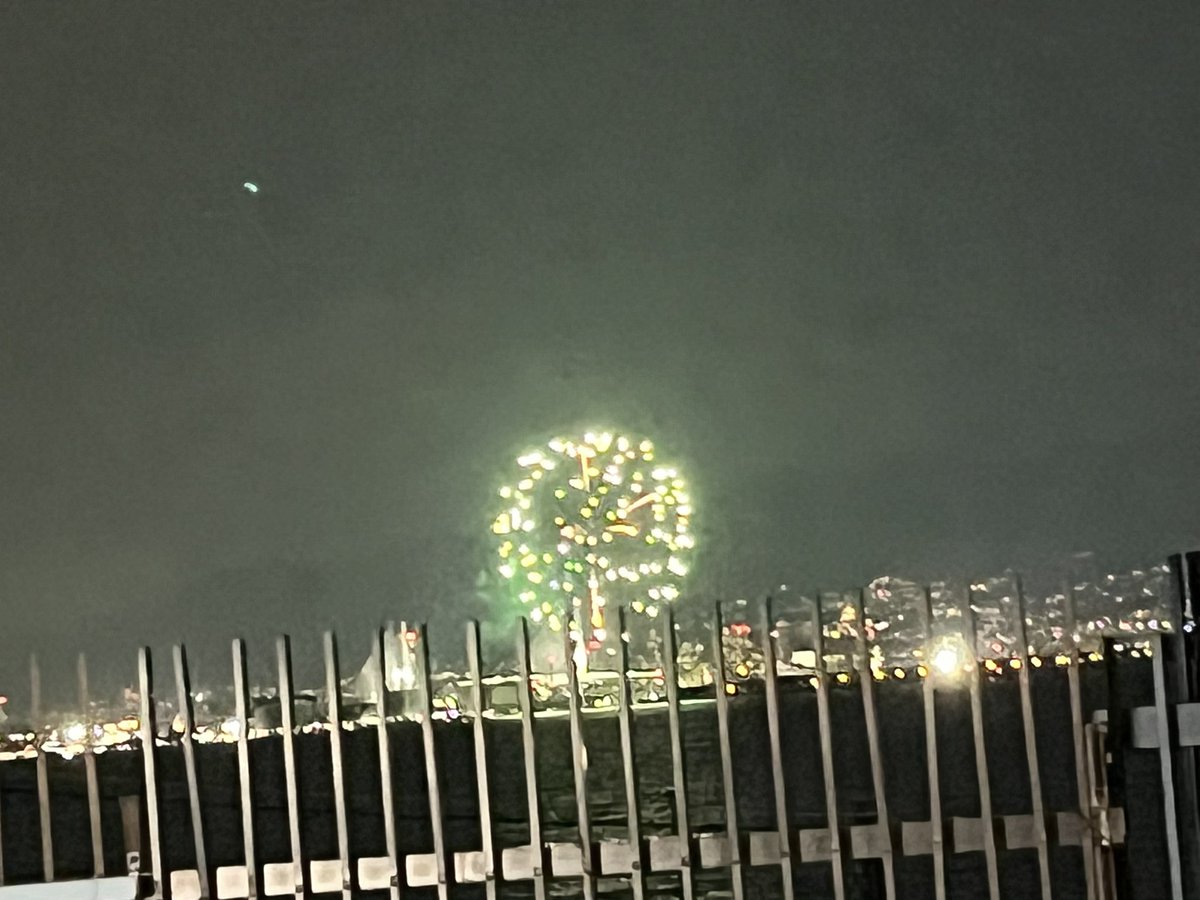 CR08V's tweet photo. 花火見に来た https://t.co/I66UjohyfD