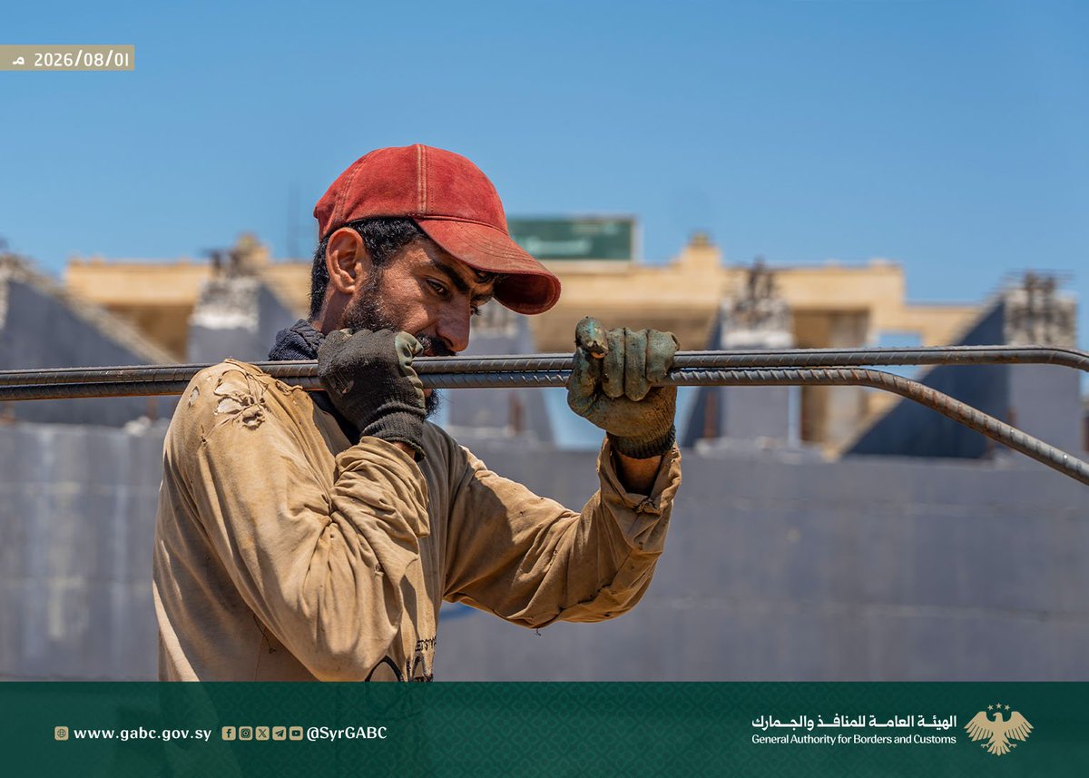 mazen_alloush's tweet photo. بدء أعمال تركيب الجوائز الرئيسية لجسر منفذ العريضة الحدودي

تواصل الورشات الفنية أعمالها الميدانية في مشروع إعادة تأهيل جسر منفذ العريضة الحدودي مع الجمهورية اللبنانية، حيث تم تركيب الجوائز الرئيسية في الفتحة الطرفية من الجانب السوري، وفق المحاور الهندسية المعتمدة، وذلك بعد استكمال عزلها بمادة الإيبوكسي، بما يضمن تحقيق معايير الجودة والمتانة المطلوبة.

وتتابع الكوادر الفنية أعمالها حيث من المقرّر خلال اليومين المقبلين تنفيذ أعمال صبّ الجوائز العرضية، يعقبها تركيب البلاطات الخرسانية مسبقة الصنع، وفق البرنامج الزمني المعتمد لإعادة تأهيل الجسر ورفع جاهزيته التشغيلية، بما يسهم في تعزيز انسيابية حركة العبور والنقل بين سوريا ولبنان.

#الجمهورية_العربية_السورية
#الهيئة_العامة_للمنافذ_والجمارك