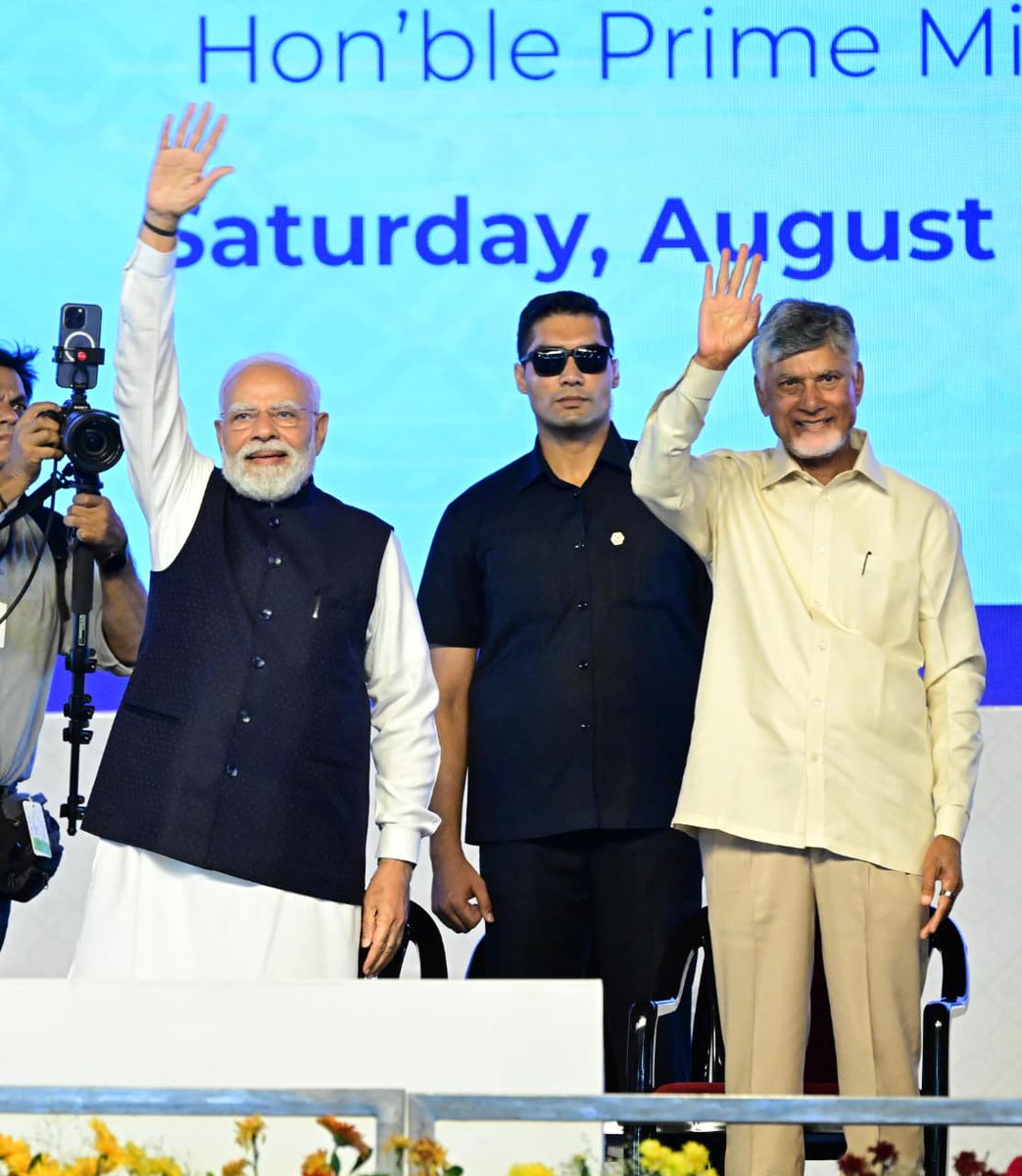 AndhraPradeshCM's tweet photo. భోగాపురం లో అల్లూరి సీతారామరాజు అంతర్జాతీయ విమాననాశ్రయం ప్రారంభం అనంతరం సభా వేదిక పైనుంచే వివిధ అభివృద్ధి కార్యక్రమాలకు ముఖ్యమంత్రి శ్రీ నారా చంద్రబాబు నాయుడు సమక్షంలో ప్రధాని శ్రీ నరేంద్ర మోదీ వర్చువల్ గా ప్రారంభోత్సవాలు, శంకుస్థాపనలు చేశారు.

వివరాలు:
విశాఖపట్నం తర్లువాడలో ఏఎస్‌ఐపీ టెక్నాలజీస్ సెమీకండక్టర్ ప్యాకేజింగ్ - టెస్టింగ్ యూనిట్‌కు శంకుస్థాపన 

కర్నూలులోని విండ్, సోలార్ ఎనర్జీ జోన్ ట్రాన్స్‌మిషన్ వ్యవస్థ ప్రారంభం.

అనంతపురంలో 2500 మెగావాట్లు, కర్నూలులో 1000 మెగావాట్లు సోలార్ ఎనర్జీ జోన్ ట్రాన్స్‌మిషన్ పథకాల ప్రారంభం

కర్నూలు-IV రిన్యూవబుల్ ఎనర్జీ జోన్ ట్రాన్స్‌మిషన్ ప్రాజెక్టు, పెంచలకోన – ఏర్పేడు మధ్యనున్న బ్రిడ్జికి శంకుస్థాపన.

ఖమ్మం–దేవరపల్లి గ్రీన్‌ఫీల్డ్ నాలుగు లేన్ల ఎక్స్‌ప్రెస్‌వే, ఖమ్మం–దేవరపల్లి ప్యాకేజీ, తాడిపత్రి నాలుగు లేన్ల బైపాస్‌ రహదారులను ప్రారంభం.
@narendramodi @PMOIndia @ncbn 
#NewGatewayToAP 
#AlluriSitaramaRajuAirport
#UttarandhraKalalakuRekkalu
#BhogapuramAirport
#GatewayToUttarandhra 
#AndhraPradesh