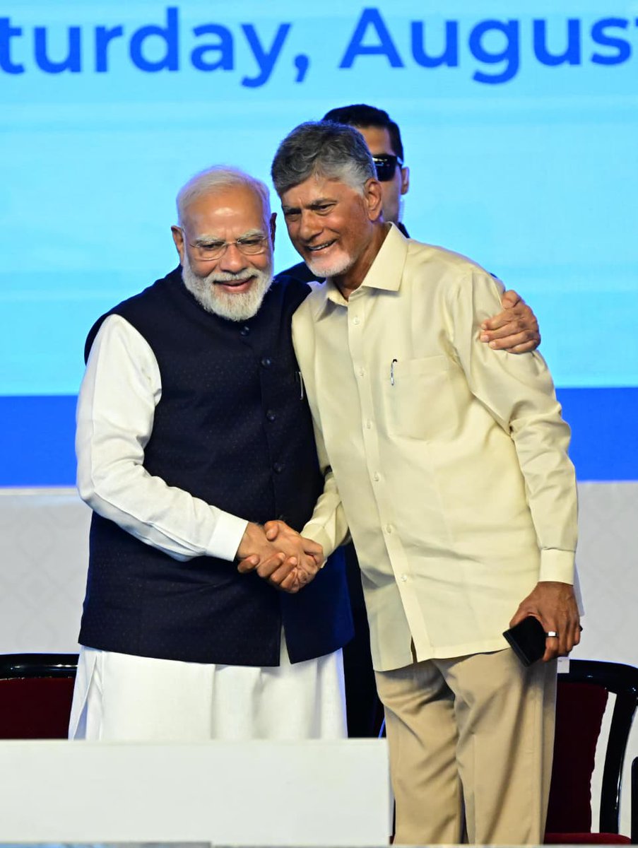 AndhraPradeshCM's tweet photo. భోగాపురం లో అల్లూరి సీతారామరాజు అంతర్జాతీయ విమాననాశ్రయం ప్రారంభం అనంతరం సభా వేదిక పైనుంచే వివిధ అభివృద్ధి కార్యక్రమాలకు ముఖ్యమంత్రి శ్రీ నారా చంద్రబాబు నాయుడు సమక్షంలో ప్రధాని శ్రీ నరేంద్ర మోదీ వర్చువల్ గా ప్రారంభోత్సవాలు, శంకుస్థాపనలు చేశారు.

వివరాలు:
విశాఖపట్నం తర్లువాడలో ఏఎస్‌ఐపీ టెక్నాలజీస్ సెమీకండక్టర్ ప్యాకేజింగ్ - టెస్టింగ్ యూనిట్‌కు శంకుస్థాపన 

కర్నూలులోని విండ్, సోలార్ ఎనర్జీ జోన్ ట్రాన్స్‌మిషన్ వ్యవస్థ ప్రారంభం.

అనంతపురంలో 2500 మెగావాట్లు, కర్నూలులో 1000 మెగావాట్లు సోలార్ ఎనర్జీ జోన్ ట్రాన్స్‌మిషన్ పథకాల ప్రారంభం

కర్నూలు-IV రిన్యూవబుల్ ఎనర్జీ జోన్ ట్రాన్స్‌మిషన్ ప్రాజెక్టు, పెంచలకోన – ఏర్పేడు మధ్యనున్న బ్రిడ్జికి శంకుస్థాపన.

ఖమ్మం–దేవరపల్లి గ్రీన్‌ఫీల్డ్ నాలుగు లేన్ల ఎక్స్‌ప్రెస్‌వే, ఖమ్మం–దేవరపల్లి ప్యాకేజీ, తాడిపత్రి నాలుగు లేన్ల బైపాస్‌ రహదారులను ప్రారంభం.
@narendramodi @PMOIndia @ncbn 
#NewGatewayToAP 
#AlluriSitaramaRajuAirport
#UttarandhraKalalakuRekkalu
#BhogapuramAirport
#GatewayToUttarandhra 
#AndhraPradesh