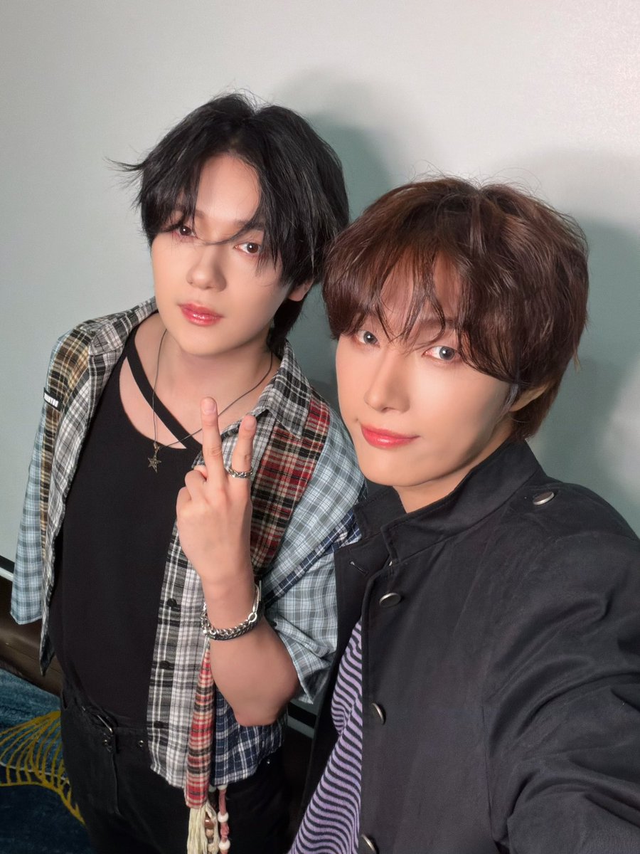 OmegaX_official's tweet photo. [📸]

Luminaries x OMEGA X 재한, 예찬 FANMEETING IN SHANGHAI 🩵

화창한 날씨에 포애기와 기분 좋은 만남을 한 오늘! 
항상 밝은 미소로 반겨주는 포애기들 고마워요 🥰

侬一直勒阿拉心里，快点再碰头！

#OMEGA_X #오메가엑스 #UNCAPPED #언캡트 https://t.co/whMnBcPkBg