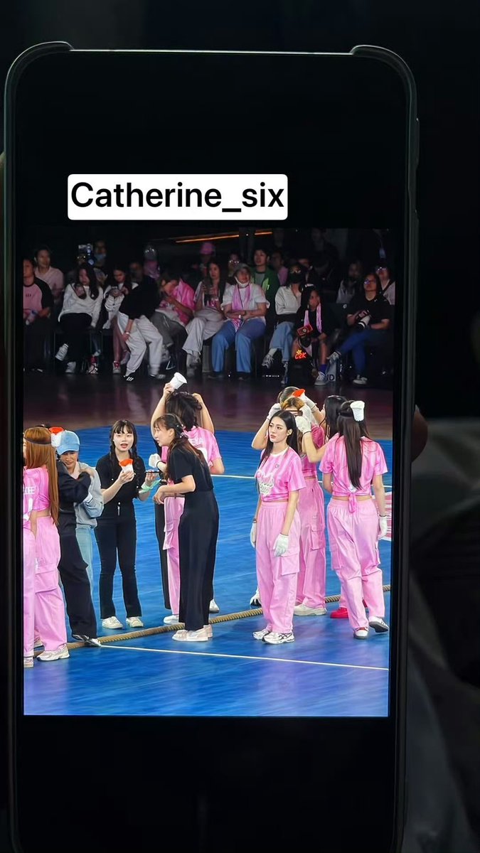lovsubnews's tweet photo. OP: “Có thể thấy Ling lo lắng lắm rồi.”

👉 ImEl0117 bình luận: “Fan Thái nói là Orm bị đau bụng nên đã vào nhà vệ sinh. Sau khi kết thúc lượt thi đầu tiên, Ling lập tức chạy vào nhà vệ sinh, rồi lại vội vàng quay trở lại để tiếp tục thi đấu đó.”

Cre: 生米煮成火鸡面, 胡言乱语日剂

(Có video Orm quay lại rồi, bé ổn nha 🤏) 

LINGORM CH3 SPORT DAY 2026 #LingOrmGirlsCup2026