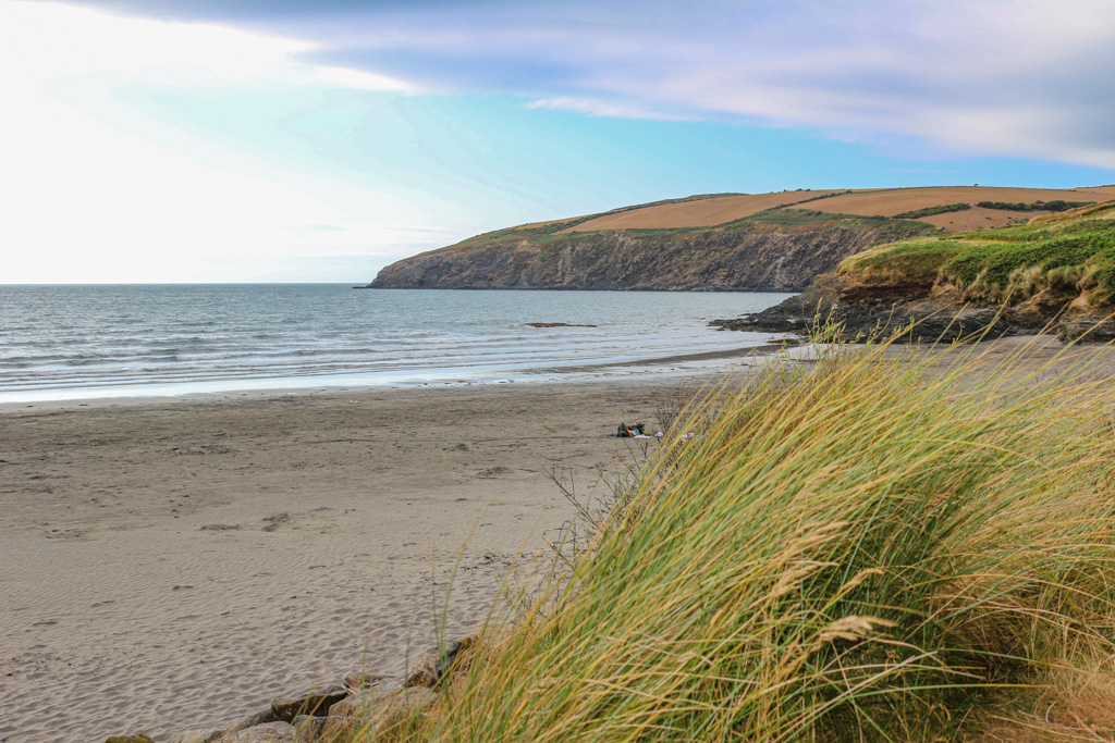 ItsYourWales's tweet photo. Stunning early evening at Newport/Trefdraeth Pembrokeshire.  Courtesy @Jones8Pamela  #Wales #WelshPassion https://t.co/MDRBCY5RxR