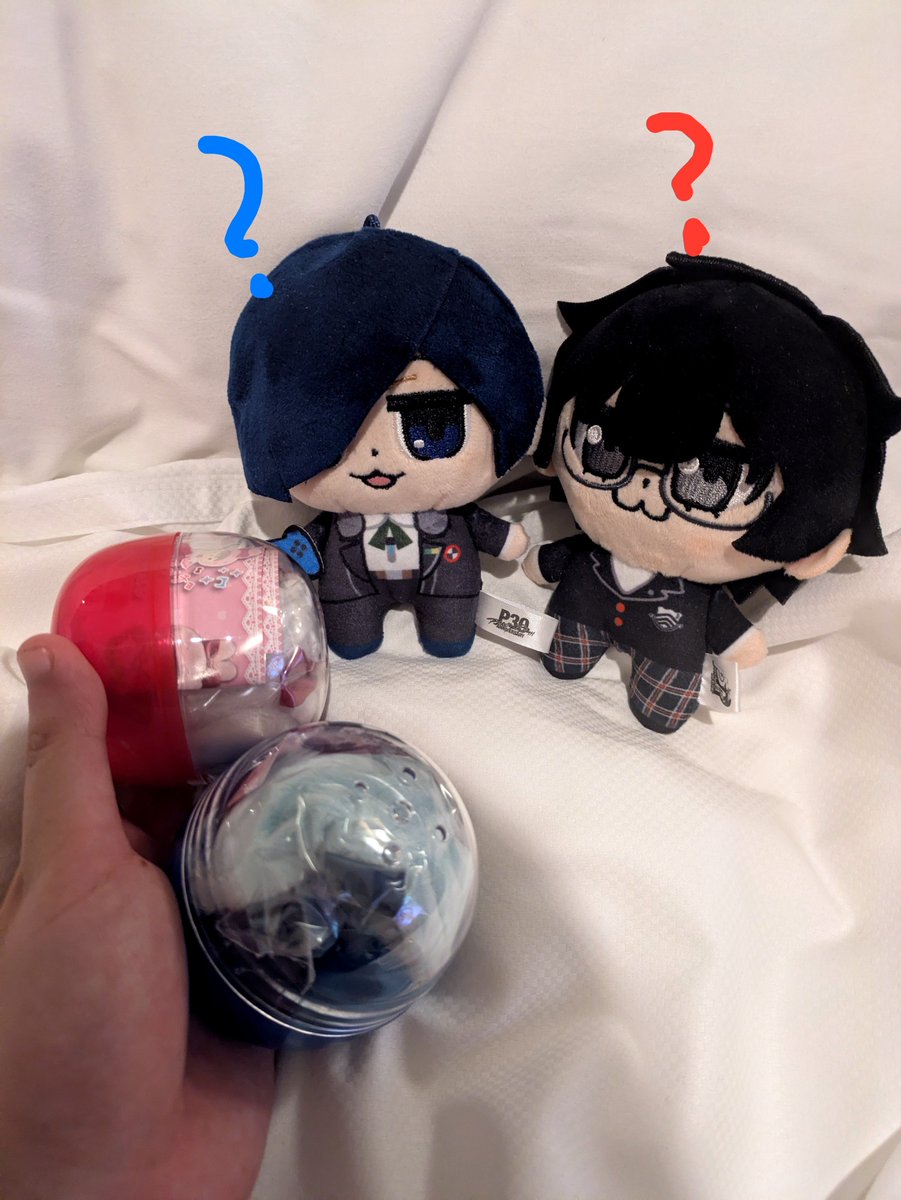 Machino_1925's tweet photo. ホテルでのんびり
お土産だよ〜似合うね(*ˊ˘ˋ*)
 #P3  #P5 https://t.co/ansQG1LimR