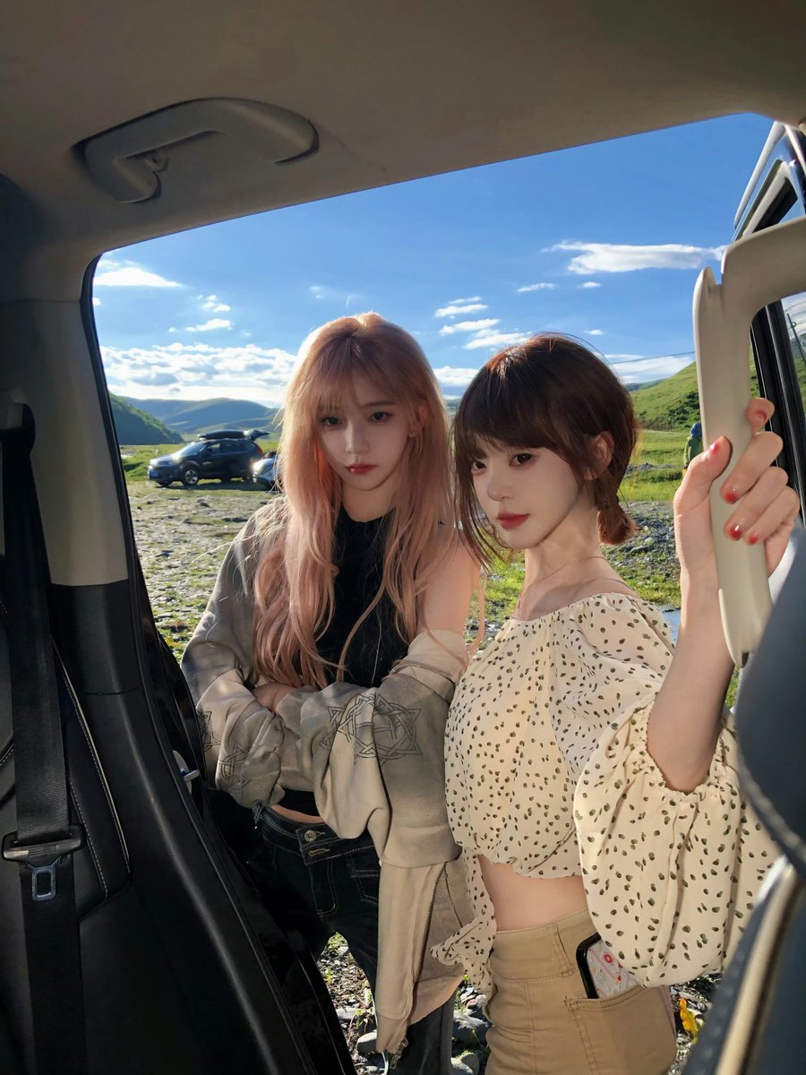 vrkop9's tweet photo. 去藏区之前一直有人警告我要小心，人烟稀少的地方可能会半途被拦车打劫，怀着相信藏区同胞的信念，我是不可能在意这种说法的…好吧，今天车门突然被拽开的时候确实吓我一跳…是是是，我弹夹确实被清空了…好吧，男孩子一个人出门一定要注意安全 https://t.co/VCMfxMmfdk