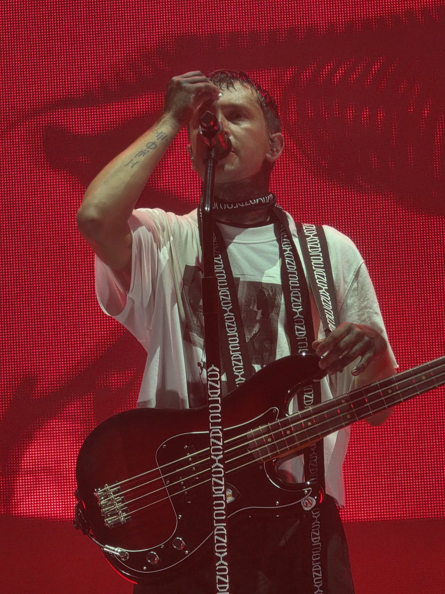 GabyScreamsMgrn's tweet photo. A story of a silly guy, just being silly with a guitar pick on stage. https://t.co/Sot3hMGjxu