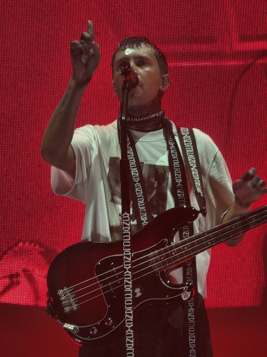 GabyScreamsMgrn's tweet photo. A story of a silly guy, just being silly with a guitar pick on stage. https://t.co/Sot3hMGjxu