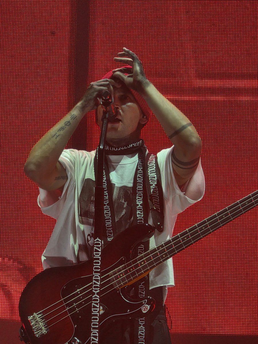 GabyScreamsMgrn's tweet photo. A story of a silly guy, just being silly with a guitar pick on stage. https://t.co/Sot3hMGjxu
