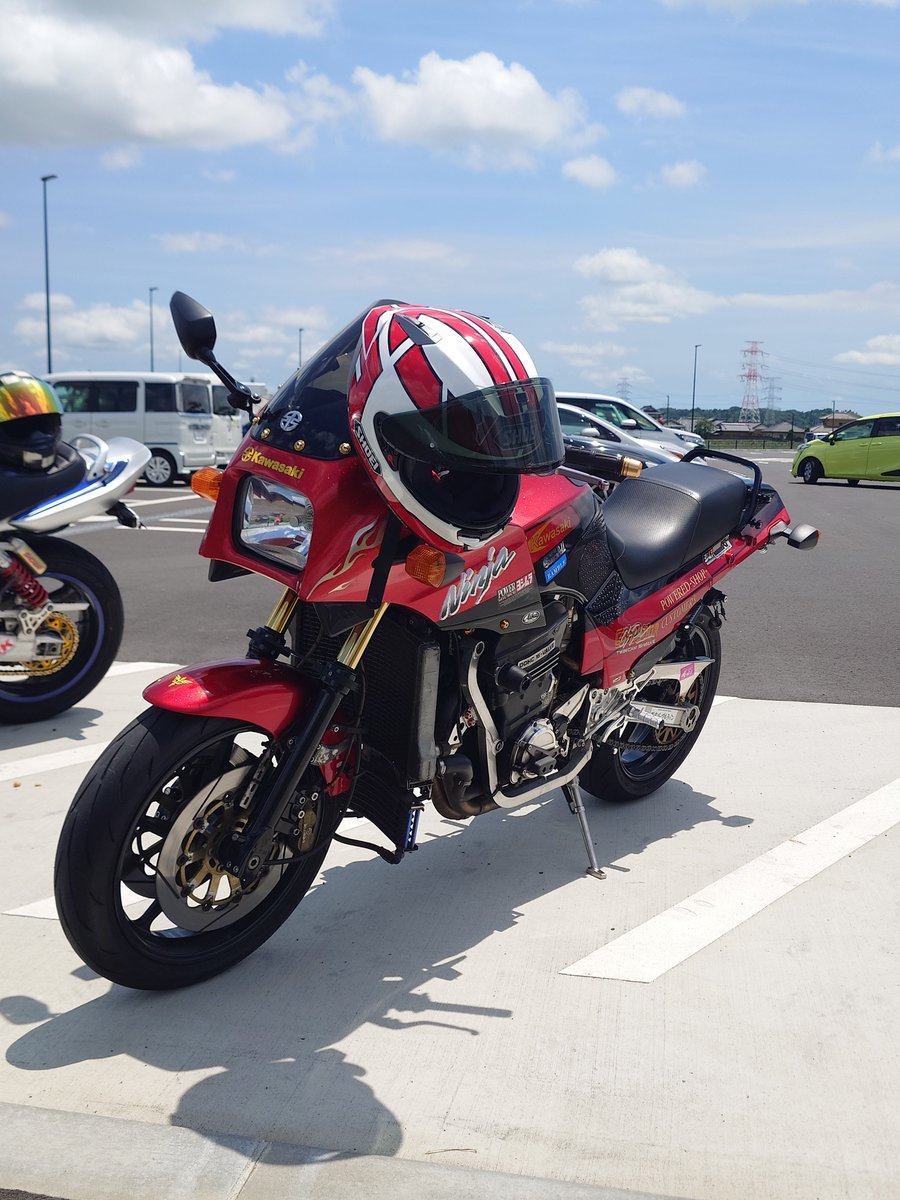 GPZRSRRaid's tweet photo. 気になるバイクが有って赤◯爵覗いたらニンジャが有ったんだけど値段が💦高いですね😅大型は軒並み大台超え💦世の家族持ちの方がバイク乗るには家族の理解有ってなんだろうなって実感…欲しいバイクは安いけど球数無いとか（笑）暑い1日でした😄 https://t.co/b1nNfimvMQ
