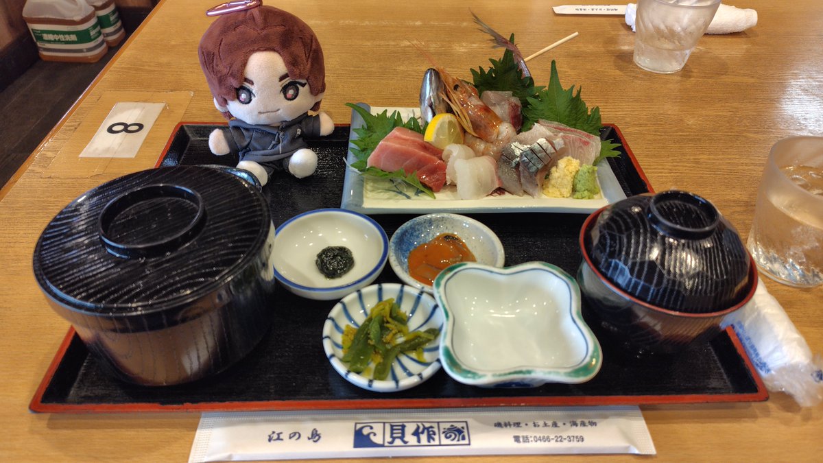 _69mimo's tweet photo. SixTONESがロケで行った時より値上がりしてたけど、お刺身定食はその分切り身の種類が増えていた！
贅沢ごはん、美味しかった〜🐟️ https://t.co/62vWHdTjVS