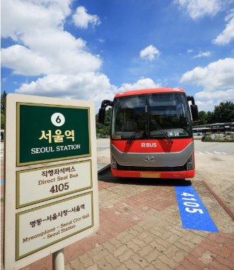 Aurora_5100's tweet photo. 모르는 사람 많습니다
서울역 → 에버랜드 직행버스 드디어 생겼어요! 

이제 4105번 한 번만 타면 환승 없이 에버랜드까지 갑니다.

✅ 8월 1일부터 운행
✅ 약 1시간 소요
✅ 기존보다 최대 50분 단축
✅ 요금 3,200원

노선
서울역버스환승센터 → 숭례문 → 남대문시장 → 명동 → 이태원 → 에버랜드 → 양지

오픈런 갈 때도, 데이트 갈 때도, 친구들이랑 놀러 갈 때도 이제 환승 안 해도 됩니다.

에버랜드 갈 예정이라면 저장해두세요!