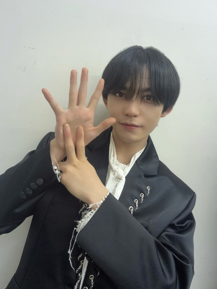 voksydays's tweet photo. ［LIVE INFO］

𝗩𝗢𝗞𝗦𝗬 𝗗𝗔𝗬𝗦 𝗟𝗜𝗩𝗘 𝗧𝗢𝗨𝗥 𝟮𝟬𝟮𝟲
『𝗕𝗶𝘁𝘁𝗲𝗿 𝗙𝗹𝗮𝗺𝗲』
⊱⁺‧ ┈┈┈┈ ✧ ┈┈┈┈ ‧⁺⊰

初の東阪ツアー開催まで
あと𝟳日！

▽一般発売(先着)の受付中
https://t.co/3tEVsgQ7Zl
-
#VOKSYDAYS #ボクシダイ https://t.co/TDtmTkIM3j