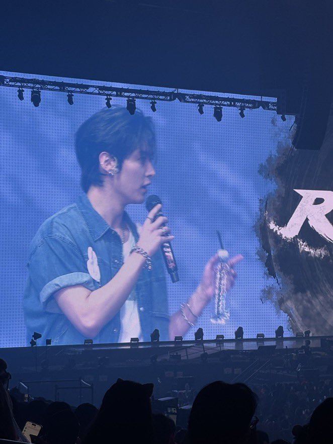 skzpopbase's tweet photo. Lee Know talked about the SKZ-LOG during his ending ment and said that no matter the situation he will do well and to not worry too much about him.
He said the best thing we can do is still be there when they all come back (from the military service) and that when the time comes the first thing he will do is send us a selfie of his shaved head on bubble🥹

#RUN_IT_SEOUL