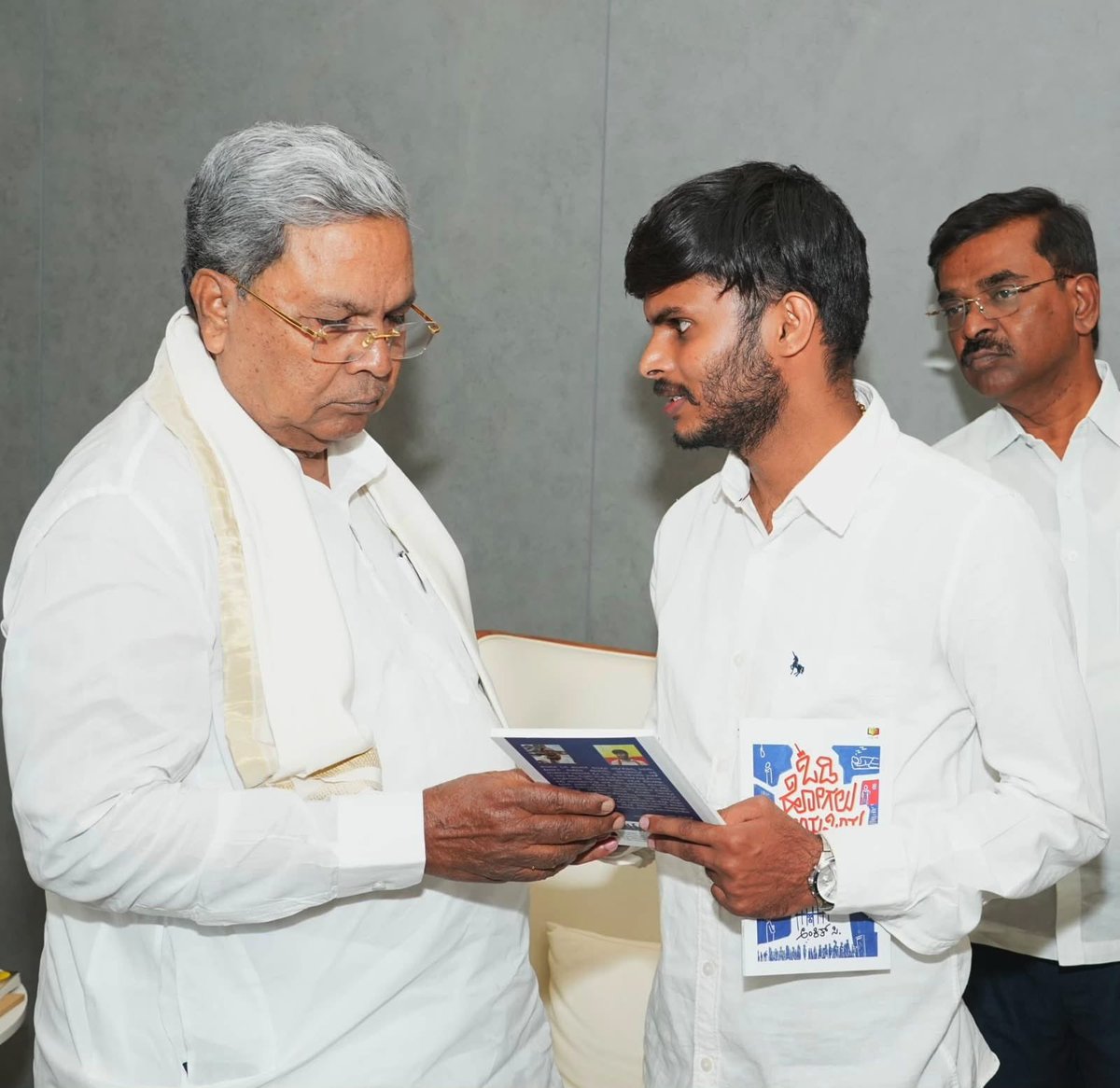 Ankith_speaks's tweet photo. Proud moment! Presented my debut book to Shri Siddaramaiah – former Chief Minister of Karnataka, and – explained its purpose, and received his blessings. His deep love for Kannada and democratic values is truly an inspiration to us all. 🙏📚❤️ https://t.co/hK1MviyNbG