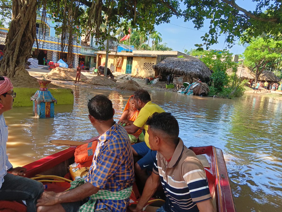 PKujanga's tweet photo. Chuda and gur  being distributed across flood-affected areas of Haripur village under Kujang Block  to provide immediate food support . @CollectorJspur @CMO_Odisha @IPR_Odisha https://t.co/k9VENBoHqv