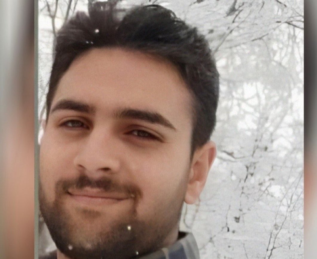 Ebne_noah's tweet photo. #آروین_خیرخواهان
۲۰ سال‌ داشت، او را در صف اعدام معترض دی ۱۴۰۴ شاهرود قرار دادند و امروز با صدای اذان
صبحِ توسط جمهوری اعدامِ اسلامی به قتل رسید.

ما بر دین و اذان و قبله ی تان لعنت میفرستیم، بر کتاب و شریعت و دعاهایتان، نفرین میکنیم که اینچنین از پی بقای حکومتی فاسد و ناکارامد، جان میستانید.