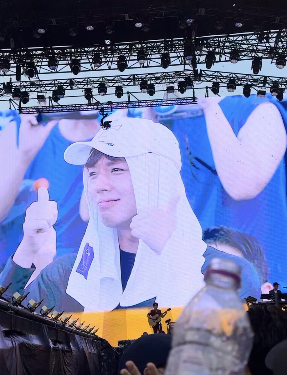 popowing59's tweet photo. 전광판의 남자 민낯인데 청초하고 아름다움을 느끼게 해주는 남자 https://t.co/BESMb3f3Yo