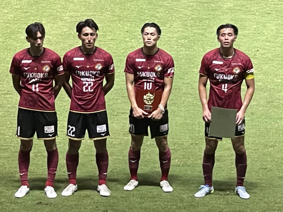 hiro_cx511's tweet photo. 福岡県サッカー選手権決勝
ギラヴァンツ北九州3-2福岡大学
点数だけを見ると面白い試合でしたが…乱闘ありレッドカードありと荒れて後味の悪い試合でした。
これからのアビスパ戦士と過去のアビスパ戦士の勇姿が見られたのは良かったです。
#ギラヴァンツ北九州
#福岡大学
#天皇杯サッカー選手権大会 https://t.co/BPgqczzCoF