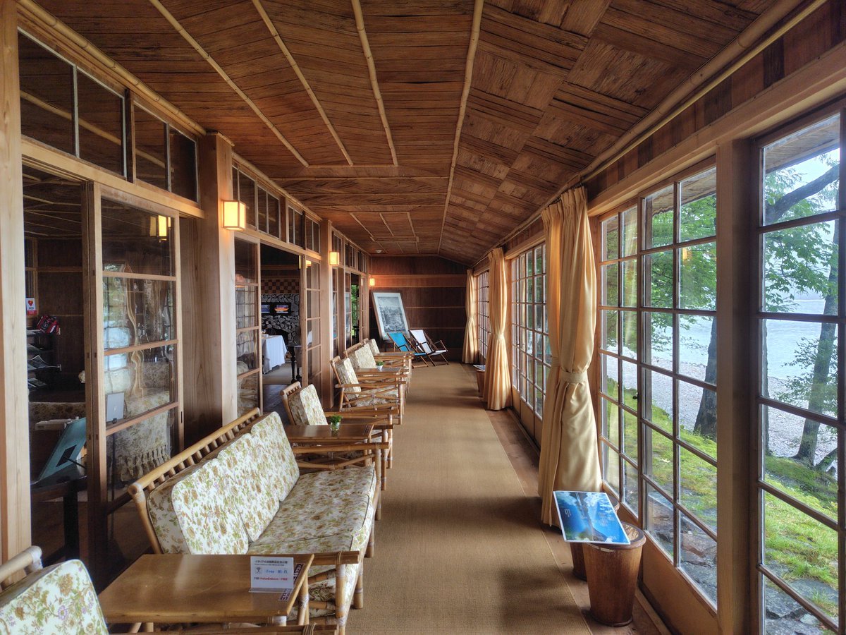 hiurasan2's tweet photo. 旧イタリア大使館別荘

平成初期まで実際に大使館別荘として使用されていました。
建材、家具をできる限り再利用して復元されてきます。
内装にも外装にも使用されている杉皮がとても美しい空間です！ https://t.co/e1mwJV1Gcx