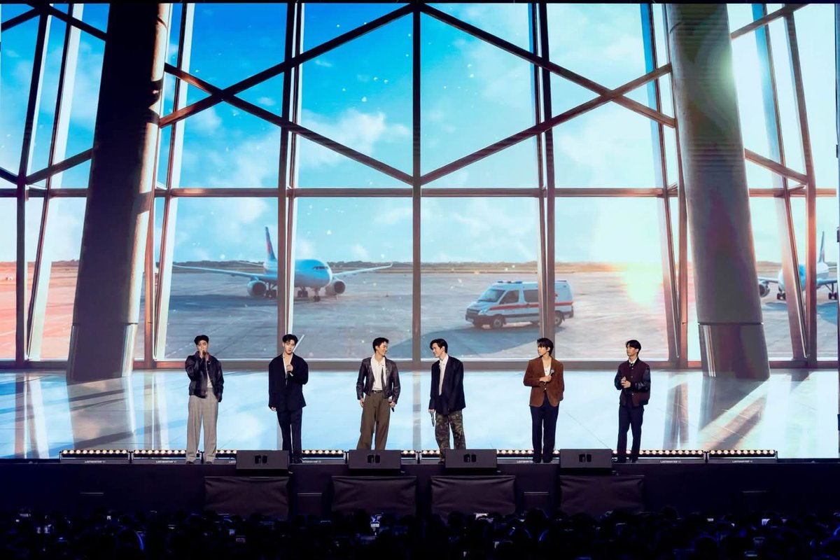 AllNews_th's tweet photo. แลนดิ้งหวานฉ่ำ!! “เต-นิว” นำทีมนักแสดงส่งท้ายซีรีส์  “หมาเห่าเครื่องบิน A Dog And A Plane” ฟินขั้นสุด! ในงาน “หมาเห่าเครื่องบิน Final EP. FAN MEETING” 

ADAAP HAPPY LANDING

#ADogAndAPlaneFinalEP
#taynew #tawan_v #newwiee
#mondryu #mond_tanutchai #ryuptb
#TuiChayatorn #junotiranat
#ADogAndAPlane #GMMTV

🔗 https://t.co/cWvDxwfPpx
สร้างปรากฏการณ์ความนิยมตั้งแต่ออกอากาศ EP.แรกจนถึง EP. สุดท้าย และติดชาร์ตเทรนด์ X ในหลายพื้นที่ทั่วโลก สำหรับซีรีส์โรแมนติกคอมเมดี้ “หมาเห่าเครื่องบิน A Dog and A Plane” จากภารกิจกู้ภัย สู่ภารกิจกู้ใจ จาก “GMMTV” คอนเทนต์โพรไวเดอร์ชั้นนำของเมืองไทย ล่าสุดปิดฉากการเดินทางความรักของหัวหน้ากู้ภัยจอมกวนประสาทกับสจ๊วตหนุ่มสุดเพอร์เฟกต์ไปอย่างสวยงาม จากที่เจอกันครั้งแรกก็เกือบจะวางมวยกันซะแล้ว แต่ดันได้ภารกิจลับจับชู้ สู่การจดทะเบียนสมรส! ท่ามกลางความรักจากแฟนๆ ที่พร้อมใจกันมางาน “หมาเห่าเครื่องบิน Final EP. FAN MEETING” ร่วมส่งท้ายซีรีส์สุดฟินที่เนรมิตฮอลล์ให้กลายเป็นวันวิวาห์หวานฉ่ำของ “โตโต้-คณิต” รับบทโดยคู่จิ้นคู่ฮอต “เต ตะวัน วิหครัตน์” และ “นิว ฐิติภูมิ เตชะอภัยคุณ” พร้อมด้วยแก๊งเพื่อน “ม่อน ธนัชชัย วิจิตรวงศ์ทอง, ริว พุติพัฒน์ พุทโธนะโมชัย, ตุ้ย ชยธร ไตรรัตนประดิษฐ์, จูโน่ ตีระณัฐ กิตติสัทโธ” และผู้กำกับฯ คุณภาพ “โจ้ ทิชากร ภูเขาทอง” ที่แท็กทีมกันมาร่วมงานและร่วมพูดคุยถึงเบื้องหลังการทำงานในกองถ่ายซีรีส์อย่างสนุกสนาน พร้อมเสิร์ฟ Special Show สุด Exclusive ให้แฟนๆ ได้เก็บทุกโมเมนต์สุดประทับใจ ฉากน่ารักๆ แชร์ผ่าน #ADogAndAPlaneFinalEP กันสนั่นโซเชียลเลยทีเดียว เมื่อวันศุกร์ที่ 31 กรกฎาคม 2569 ที่ผ่านมา ณ centralwOrld PULSE Hall ชั้น 7 ศูนย์การค้าเซ็นทรัลเวิลด์

เปิดเวทีเริ่มความสุขด้วยโชว์เพลงประกอบซีรีส์ “หมาเห่าเครื่องบิน A Dog and A Plane” จาก “เต” กับเพลง “กู้ภัยกู้ใจ” (Rescue you) ต่อด้วย “นิว” ที่มาในเพลง “Fly with Me Free My Heart” และ “เต-นิว” ควงคู่ร้องเพลง “รักไม่มีเหตุผล” (No Reason) จากนั้นพิธีกรอารมณ์ดี “เลโอ โซสเซย์” ชวน “เต-นิว” กล่าวทักทายแฟนๆ พร้อมชวนแก๊งเพื่อน “ม่อน-ริว-ตุ้ย-จูโน่” และผู้กำกับฯ “พี่โจ้” ขึ้นเวทีเสริมทัพความสนุก ร่วมพูดคุยถึงเรื่องป่วนๆ ฉากแซ่บซีนหวาน รวมถึงมุกเด็ดๆ และเบื้องหลังการถ่ายทำสุดประทับใจ รวมถึงโมเมนต์ฟินๆ ที่ให้เหล่านักแสดงทายใจผู้กำกับฯ “พี่โจ้” ว่าชอบฉากไหนที่สุดของแต่ละคน ก่อนที่จะร่วมเก็บภาพความประทับใจกับแฟนๆ และไปร่วมดูตอนจบซีรีส์พร้อมกัน ซึ่งบรรยากาศตลอดการรับชมเต็มไปด้วยความฟินและความสุขจนทำเอาแฟนๆ กรี๊ดกันทั้งฮอลล์เลยทีเดียว พร้อมส่งท้ายด้วยโชว์สุดพิเศษจาก “เต-นิว-ม่อน-ริว-ตุ้ย-จูโน่” ที่จับมือกันร้องเพลง “โดยสวัสดิภาพ” (Good flight) เพลงประกอบซีรีส์ “หมาเห่าเครื่องบิน A Dog and A Plane” และพูดถึงความรู้สึกหลังดูอีพีไฟนอลจบ ต่อด้วยเกมสนุกๆ ที่ให้ทุกคนได้เล่น ทายฉากในซีรีส์ที่ถูกตราตรึงในความทรงจำของแฟนๆ หลายๆ คน ที่เรียกว่าเป็นตำนานที่ทุกคนกล่าวถึง โดยใครแพ้จะต้องเล่นฉากนั้นสดๆ บนเวที ซึ่ง “ตุ้ย-จูโน่” ก็เป็นผู้แพ้ต้องเล่นบทของ “โตโต้-คณิต” กันสดๆ อย่าง “ขอโทษนะ ฮอตมากจ้ะ คนจีบเยอะมาก เดมแตก! ฯลฯ” ที่ทำเอาแฟนๆ ถึงกับฮาลั่นกับจริตเกินเบอร์ในการสวมบทนี้ของทั้งคู่ ก่อนที่เหล่านักแสดงจะพูดฝากผลงานและความรู้สึกที่มีให้กับพาร์ทเนอร์ของตัวเอง พร้อมกับ “เต-นิว” ที่เผยแพลนฮันนีมูนในโปรเจกต์ต่อไปที่เตรียมเซอร์ไพร์สแฟนๆ ให้รอติดตามในอนาคตอีกด้วย เรียกได้ว่าจบบริบูรณ์อย่างสมบูรณ์แบบจริงๆ สำหรับงานวันนี้ที่แฟนๆ ได้หอบความสุขกลับบ้านกันไปอย่างเต็มอิ่ม 
ติดตามภาพความประทับใจของงาน “หมาเห่าเครื่องบิน Final EP. FAN MEETING” ได้ทาง Facebook / Instagram / X / TikTok / YouTube / Weibo: GMMTV และติดตามชมซีรีส์ “หมาเห่าเครื่องบิน A Dog and A Plane” แบบครบทุกตอน ทางแอปพลิเคชั่น TrueVisions NOW