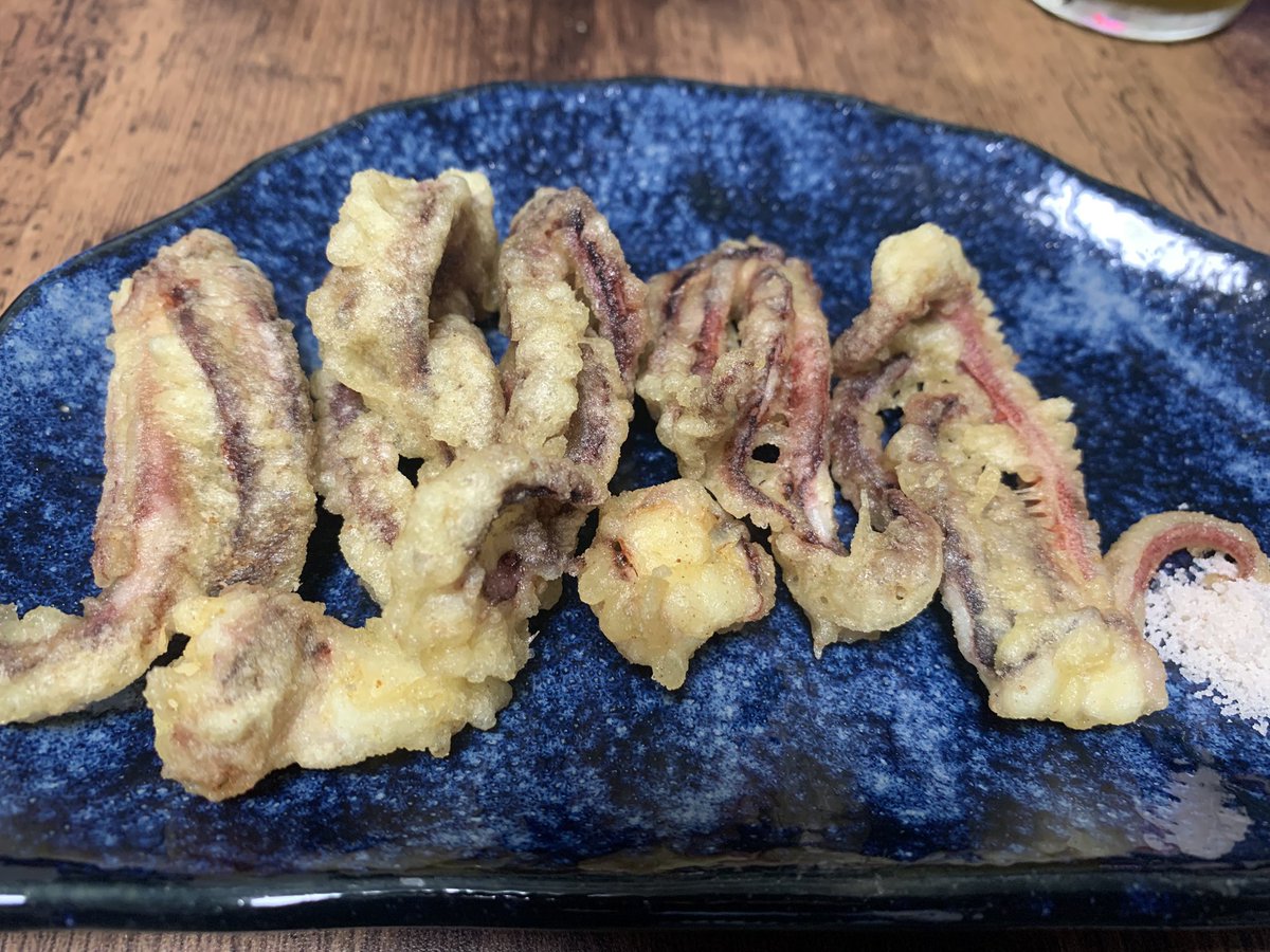 yo_shin_chan's tweet photo. 今夜のイカ料理

里芋とムギイカの煮物
今回はイカの肝も入れて大人の味わい

下足の天ぷら

美味い‼️

#釣り #釣魚料理 #ムギイカ https://t.co/jtA4YlD0yA