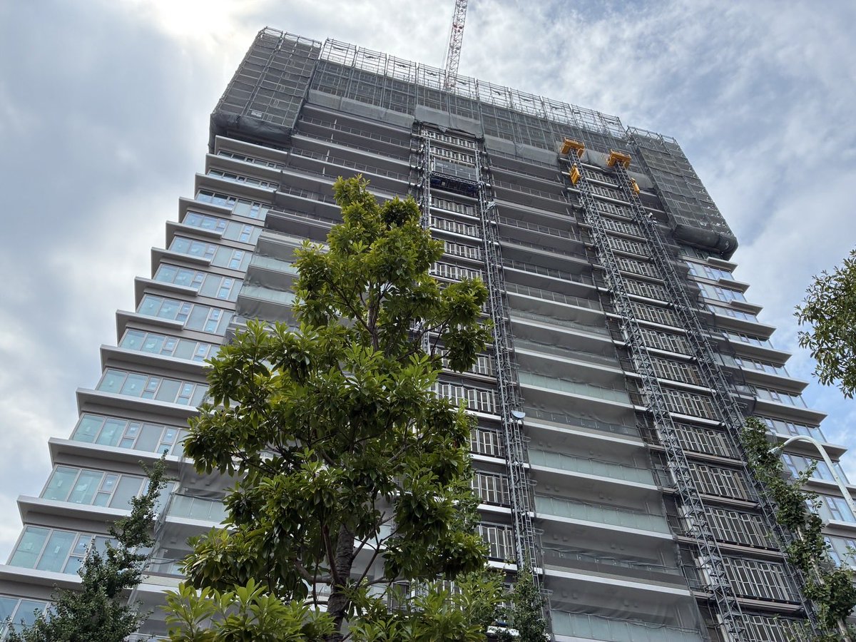 okadaproperty's tweet photo. 今日、お客様の物件のご案内で近くを通ったのでパシャリ📷
パークタワー渋谷笹塚、デカいです！ https://t.co/cq7dI4Ogx7