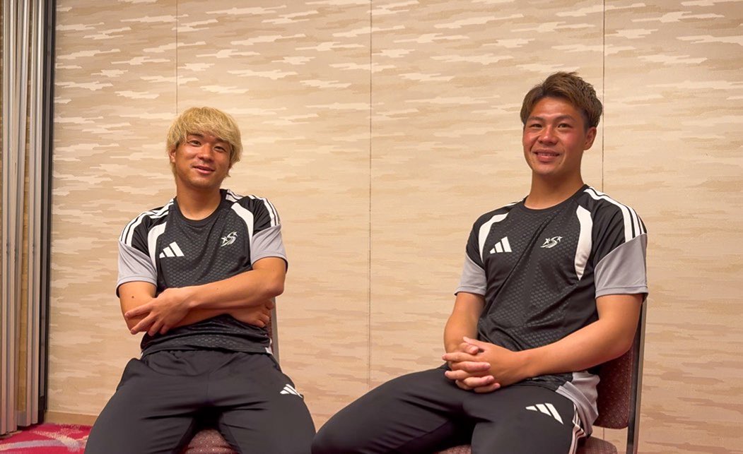 Idumimuraba's tweet photo. 【📖カントリーロード見どころ紹介🦅✨】
クロストーク2️⃣
中島元彦選手×相良竜之介選手
✅ギラギラを感じるのは◯◯君
✅ボウリング部、再び
✅原曲そのまんまのストーリー
✅いい子じゃないブラックリュウ
✅駿太ならガツンといける（相良）
✅俺にも来いよ（中島）
お手に取ってください🦅
#vegalta https://t.co/i0Rb26IT9r
