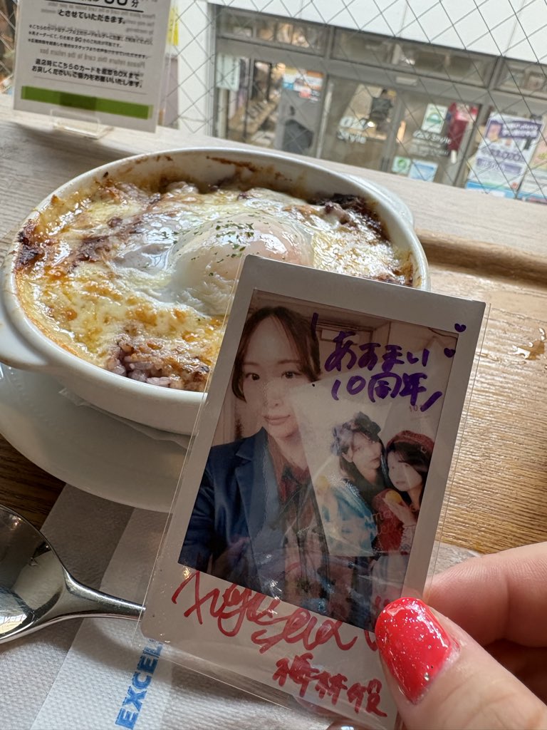 nanamimi69's tweet photo. #死にマリ　観てきました✨（←初日も観たけどね…💦）

ネイルはマリ⭐︎アージュカラー🩵❤️に💕
あすぴーと今出ちゃんの団扇持ってる方から、団扇借りてネイルと共に☺️

観てる途中で違う作品が脳裏をよぎって、泣きそうになり😭、瀬奈ちゃんと久しぶりにチェキ撮れて、そっちでも泣きそうでした😫 https://t.co/EGS5ay0cTL