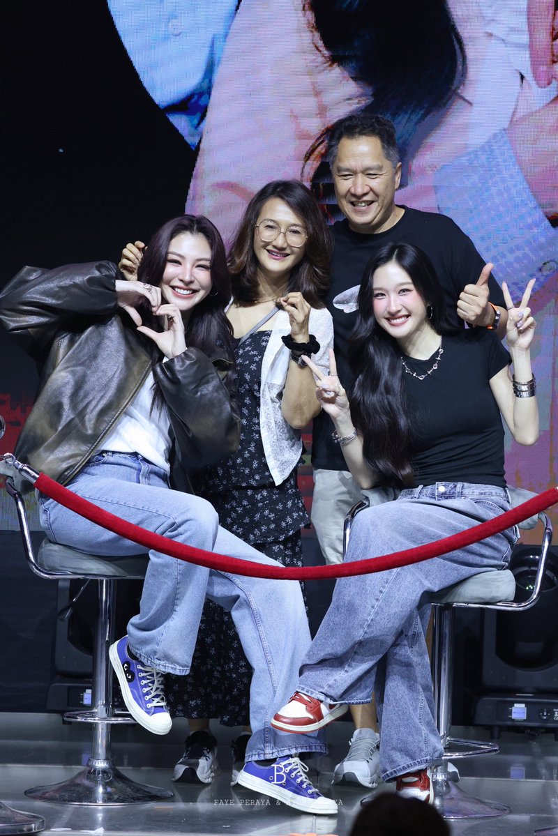 b_for_faye's tweet photo. I Love you so much!! 💝💝💝

🌻🍑
#FayeAtom1stFMinManila
#FayePeraya #FayeAtom #AtomPariya https://t.co/tEuSm4RD2D