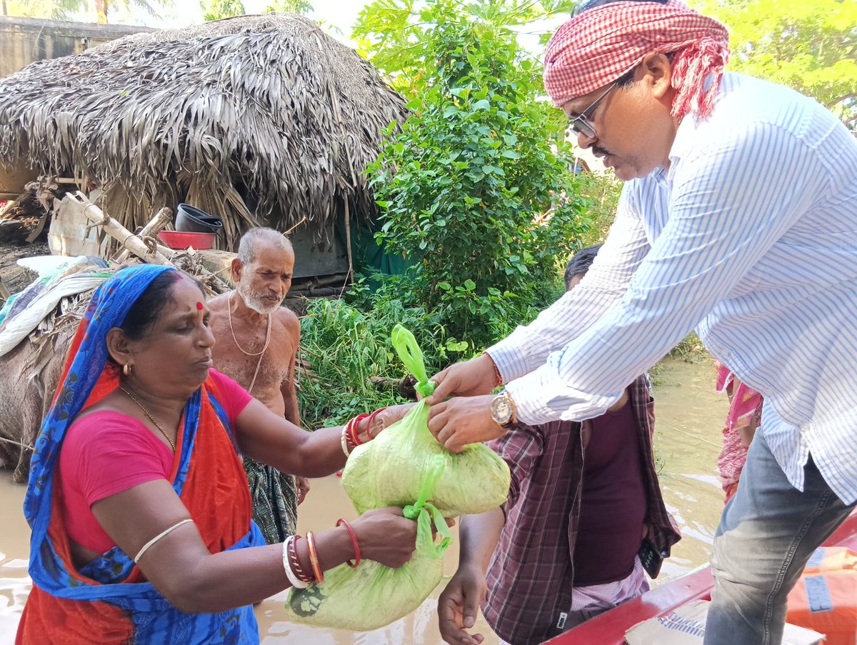 PKujanga's tweet photo. Chuda and gur  being distributed across flood-affected areas of Haripur village under Kujang Block  to provide immediate food support . @CollectorJspur @CMO_Odisha @IPR_Odisha https://t.co/k9VENBoHqv