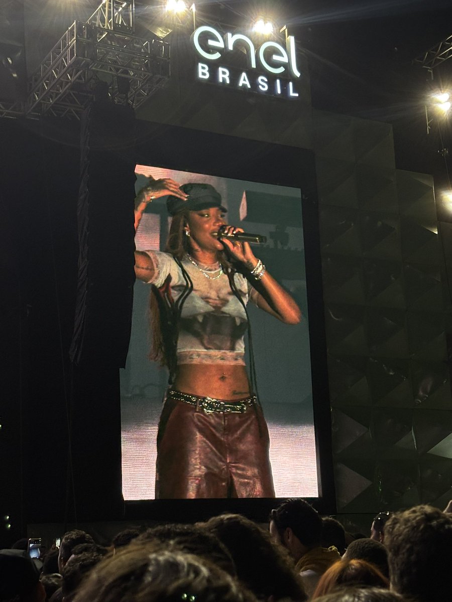 ludlani's tweet photo. gente serio, ontem vestiram a ludmilla no escuro, que blusa de gato é essa???? esse stylist me paga (e detalhe, a parte de trás era um cachorro 🤦🏻‍♀️ https://t.co/dG8Z3Lqfrc