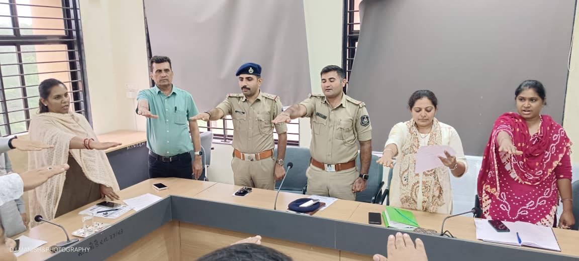 CJotana's tweet photo. આજ રોજ આઈસીડીએસ ઘટક જોટાણામાં સંકલન મીટીંગમાં "વિશ્વ સ્તનપાન સપ્તાહ-૨૦૨૬" અંતર્ગત પ્રતિજ્ઞા લેવડાવવામાં આવેલ.#ICDS
#ICDSGujarat
#Anganwadi
#AnganwadiWorker
#WCDGujarat
#WomenAndChildDevelopment
#Gujarat
#Mehsana
#ICDSMehsana
#AnganwadiGujarat
#આંગણવાડી
#મહિલાઅનેબાળવિકાસ
#ગુજરાત https://t.co/GWJQGzwkqU