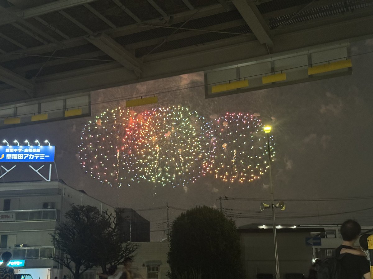 ukiriku's tweet photo. お店のの子と一緒に飲んでるその後ほろ酔いの中花火見てきたー

めちゃくちゃ楽しかったし花火キレイだった!! https://t.co/3lBkQg1SC2