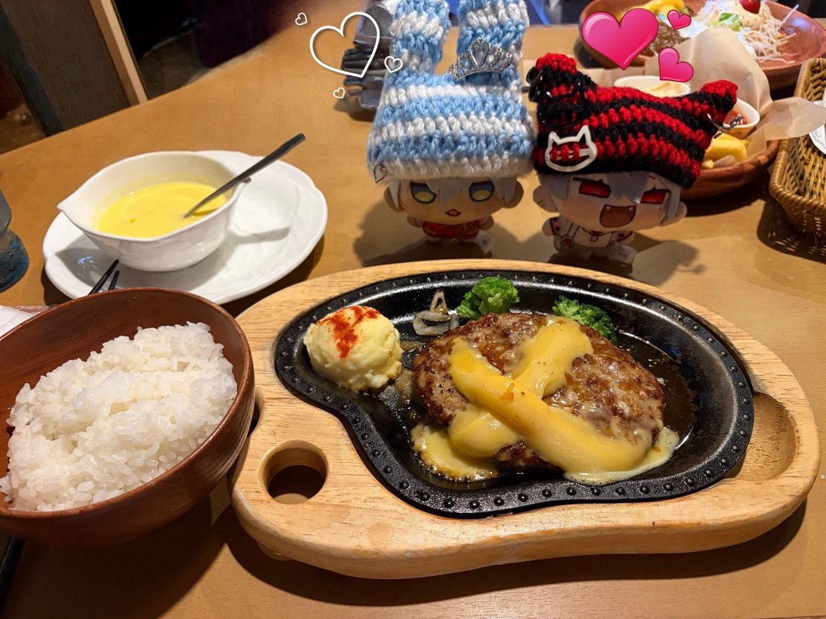 Miuto_niji's tweet photo. 初めて帽子編んでみた記念でハンバーグ食べに行ったよ💕

#にじまるっとが見られるタグ https://t.co/Vq8ne2TLPJ