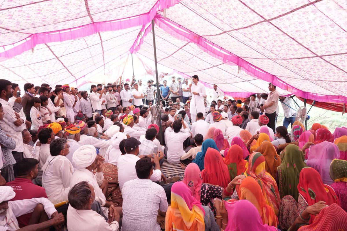 DrVikasAjmer's tweet photo. किसानों के हक में बुलंद आवाज ✊🌾

​आज रूपनगढ़ तहसील के ग्राम सिंगला, सिणगारा, थल, सलेमाबाद और नोनंदपुरा के किसानों के धरना स्थल पर पहुँचकर उनकी जायज़ मांगो को पूर्ण समर्थन दिया।

​किसानों की उपजाऊ भूमि पर नामांतरण रोककर KCC व अन्य राजस्व कार्य पूर्ववत जारी रखने के विषय को लेकर दुरभाष के माध्यम से अजमेर जिला कलेक्टर से बात की।

सरकार से पुरजोर मांग है कि अन्नदाताओं की भावनाओं को समझते हुए जल्द से जल्द उनके हित में न्यायपूर्ण फैसला ले।
#StandWithFarmers #Rupangarh #FarmersProtest