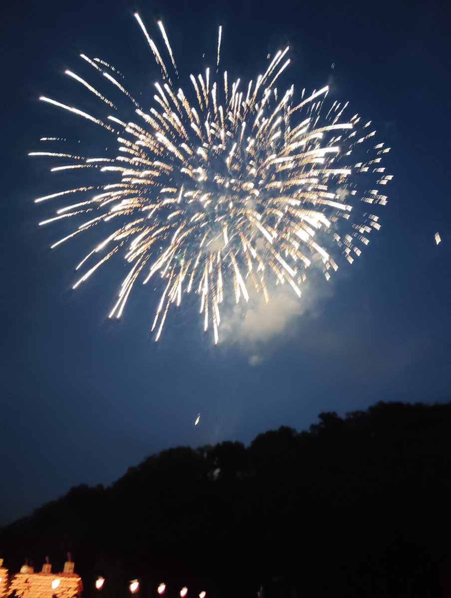 kawa00920's tweet photo. 最後の花火に今年もなったな〜♪ https://t.co/yXTUNdQzxT