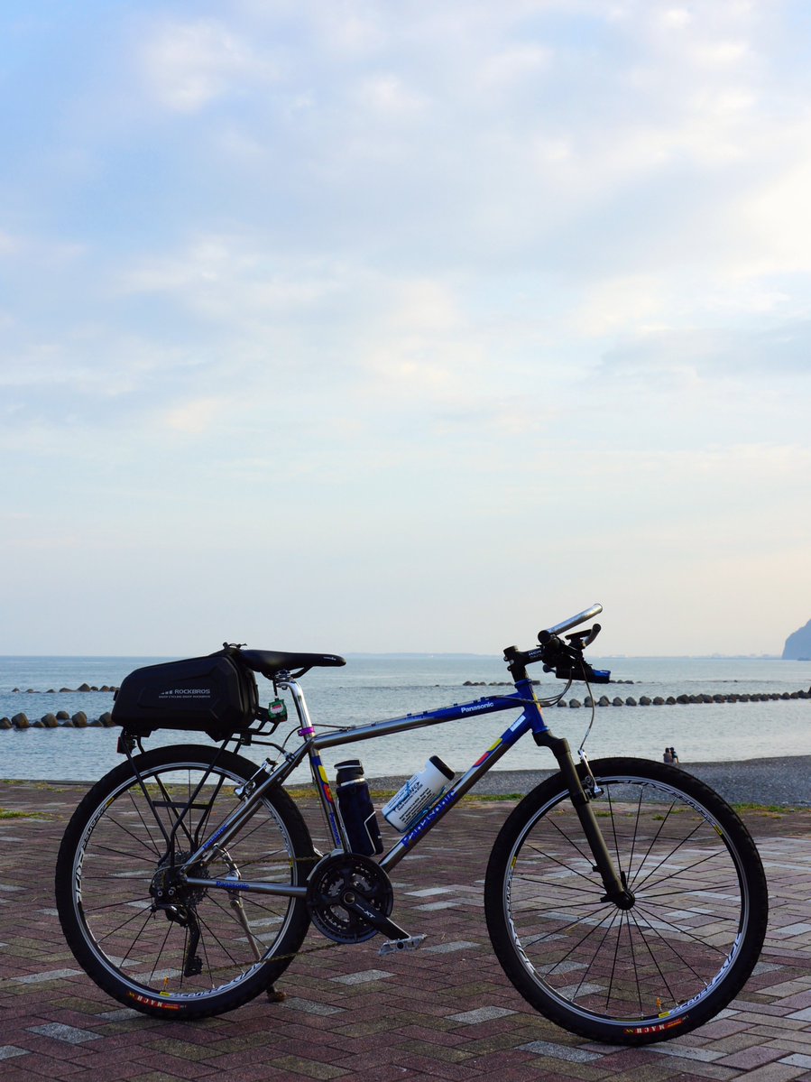 Team1ROBIN's tweet photo. 葉月になった夕暮れの海岸
波の音と景色に癒やされたんだ
#パナチタン #MTB https://t.co/unAPwb3fM1